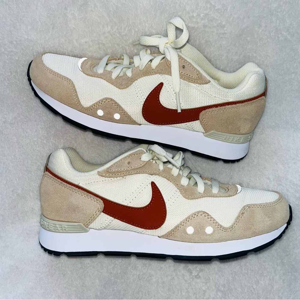 NIKE Venture Runner Coconut Milk Sneakers sz 7